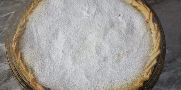 грушевый тарт с заварным кремом и абрикосовыми косточками