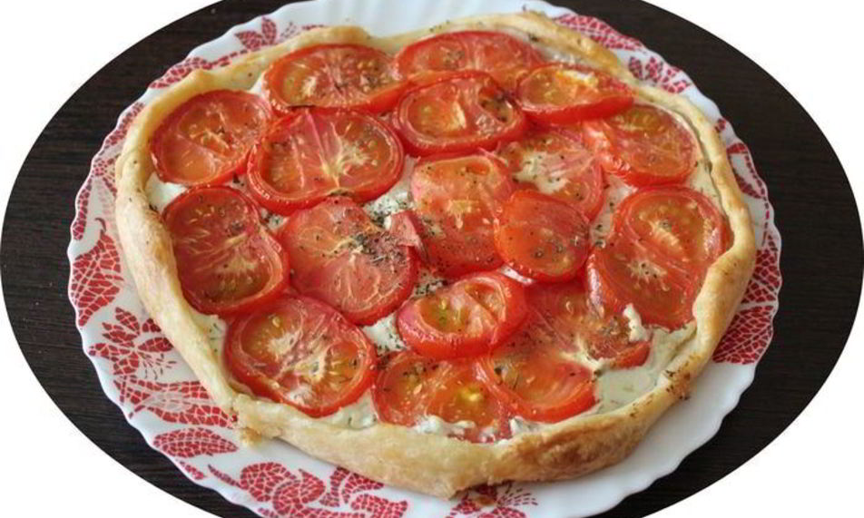 Рецепт тарта из слоеного теста с творогом и томатами