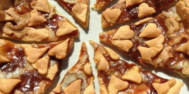 тарт из творожного теста с карамельками