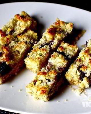 Тарт с ежевикой и фисташками