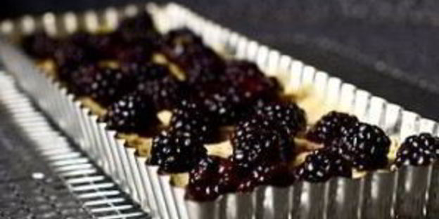 тарт с ежевикой и фисташками