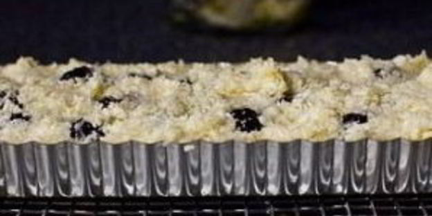 тарт с ежевикой и фисташками