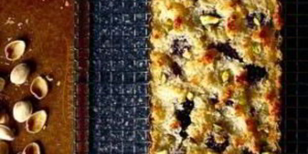 тарт с ежевикой и фисташками