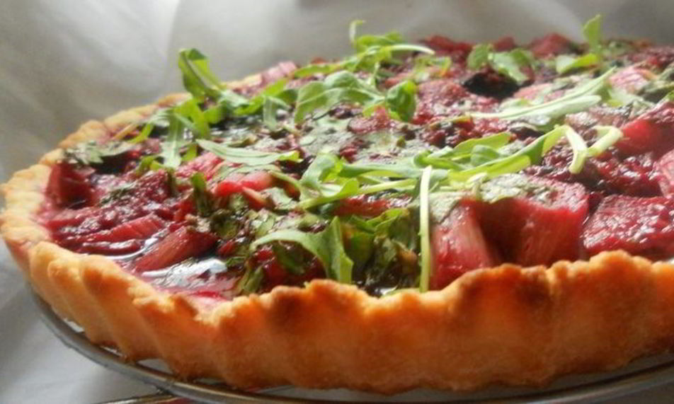 Рецепт тарта с ежевикой, ревенем и руколой