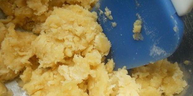 тарт с ежевикой, ревенем и руколой