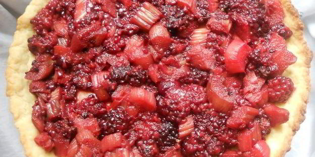 тарт с ежевикой, ревенем и руколой