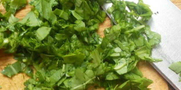 тарт с ежевикой, ревенем и руколой