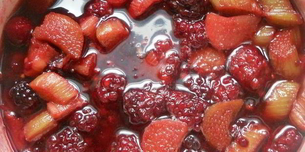 тарт с ежевикой, ревенем и руколой