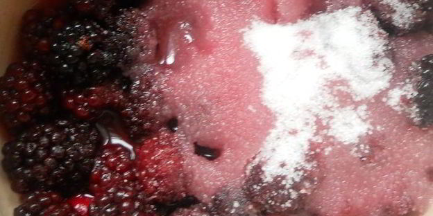 тарт с ежевикой, ревенем и руколой