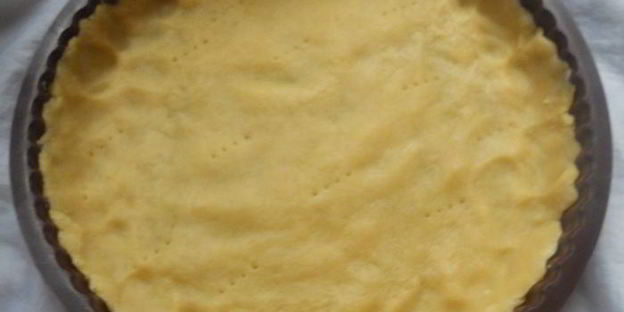 тарт с ежевикой, ревенем и руколой