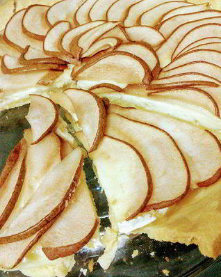 Тарт с камамбером и грушей