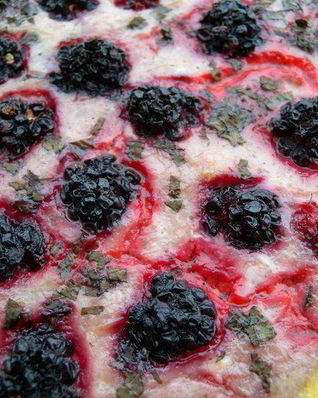 Тарт с клубникой с розмарином и ежевикой с базиликом Двойное удовольствие