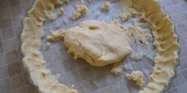 тарт с клубникой с розмарином и ежевикой с базиликом двойное удовольствие