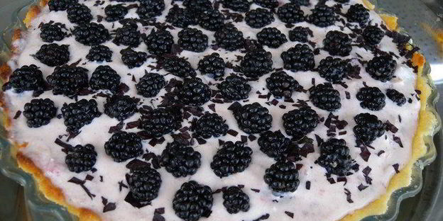 тарт с клубникой с розмарином и ежевикой с базиликом двойное удовольствие