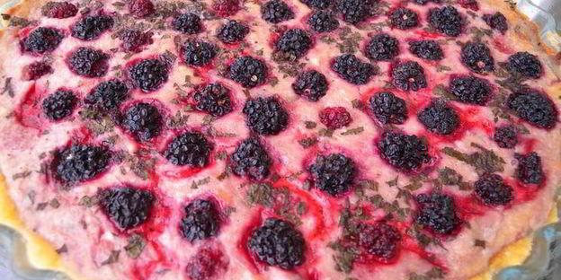 тарт с клубникой с розмарином и ежевикой с базиликом двойное удовольствие