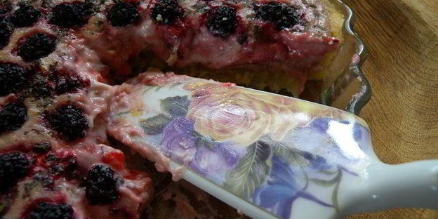 тарт с клубникой с розмарином и ежевикой с базиликом двойное удовольствие