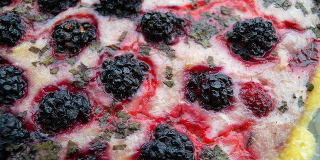 тарт с клубникой с розмарином и ежевикой с базиликом двойное удовольствие