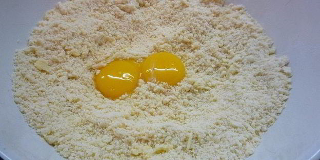 тарт с листьями молодого салата, помидорами и овечьей брынзой