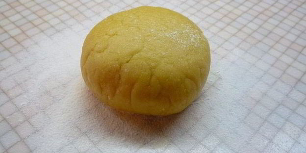 тарт с листьями молодого салата, помидорами и овечьей брынзой