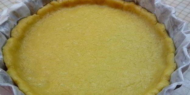 тарт с листьями молодого салата, помидорами и овечьей брынзой