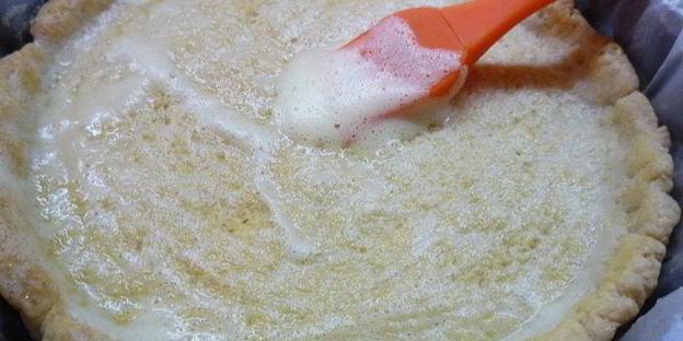 тарт с листьями молодого салата, помидорами и овечьей брынзой