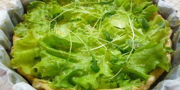 тарт с листьями молодого салата, помидорами и овечьей брынзой