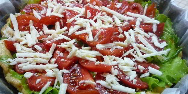 тарт с листьями молодого салата, помидорами и овечьей брынзой