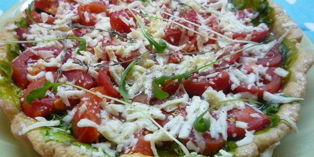 тарт с листьями молодого салата, помидорами и овечьей брынзой