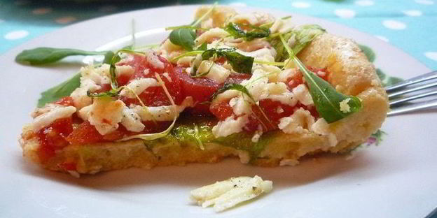 тарт с листьями молодого салата, помидорами и овечьей брынзой