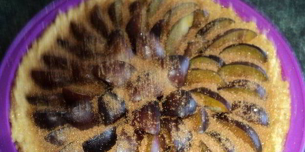 тарт со сливами