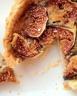 Тартин с инжиром и миндальным кремом франжипан