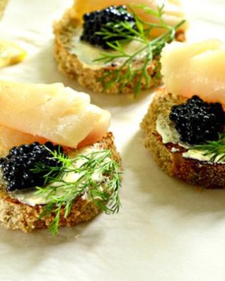 Тартинки с черной икрой и копченой рыбой