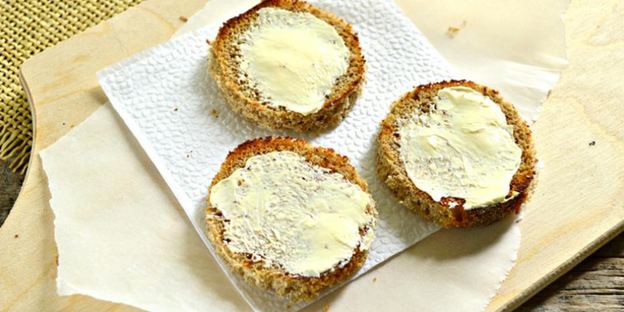 тартинки с черной икрой и копченой рыбой