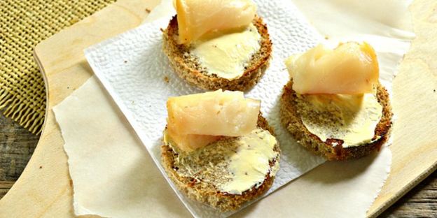 тартинки с черной икрой и копченой рыбой