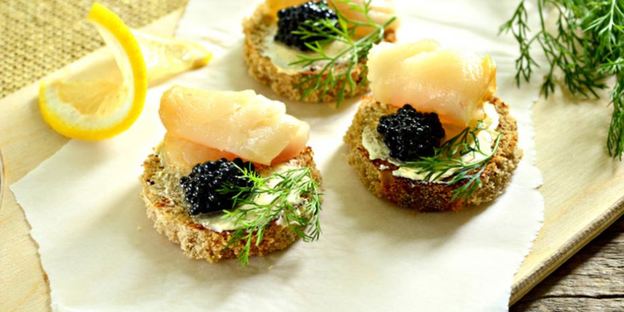 тартинки с черной икрой и копченой рыбой