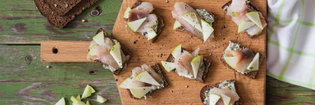 Тартинки со скумбрией и яблоком