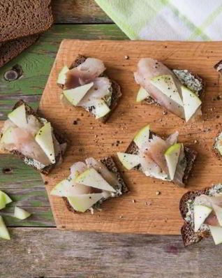 Тартинки со скумбрией и яблоком