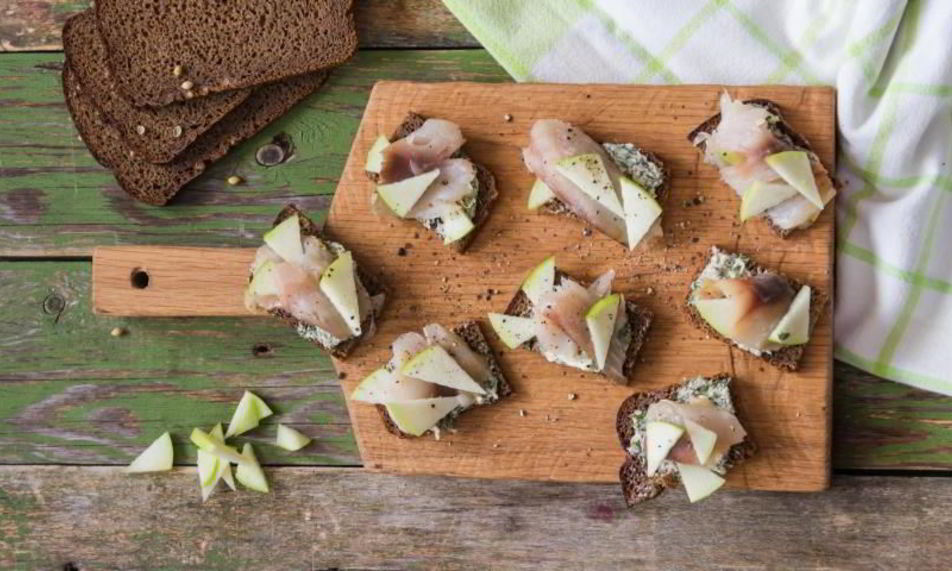 Рецепт тартинок со скумбрией и яблоком