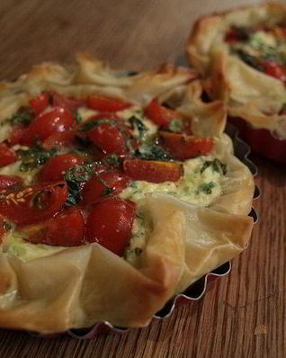 Тарты с творогом, помидорами черри и базиликом