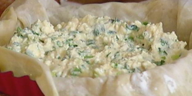 тарты с творогом, помидорами черри и базиликом