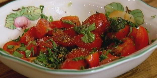 тарты с творогом, помидорами черри и базиликом