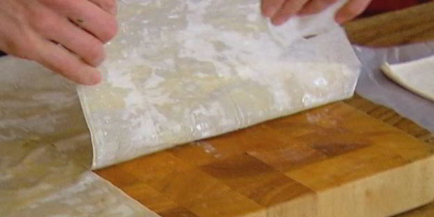 тарты с творогом, помидорами черри и базиликом