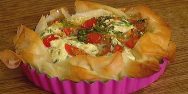 тарты с творогом, помидорами черри и базиликом