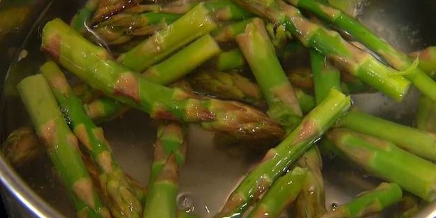 творожный тарт с зеленым горошком, спаржей и кедровыми орехами