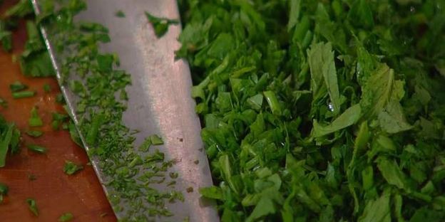 творожный тарт с зеленым горошком, спаржей и кедровыми орехами