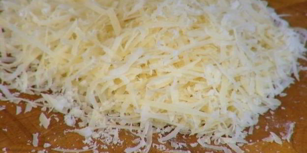 творожный тарт с зеленым горошком, спаржей и кедровыми орехами