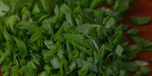 творожный тарт с зеленым горошком, спаржей и кедровыми орехами