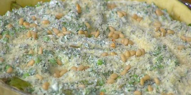 творожный тарт с зеленым горошком, спаржей и кедровыми орехами