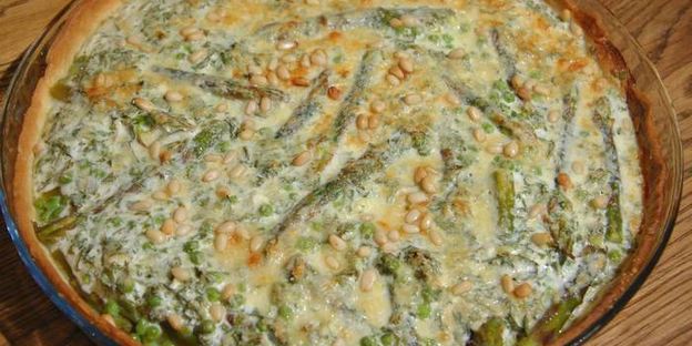 творожный тарт с зеленым горошком, спаржей и кедровыми орехами