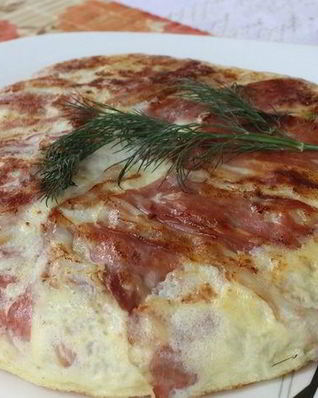 Тортилья де пататас с беконом и зеленью